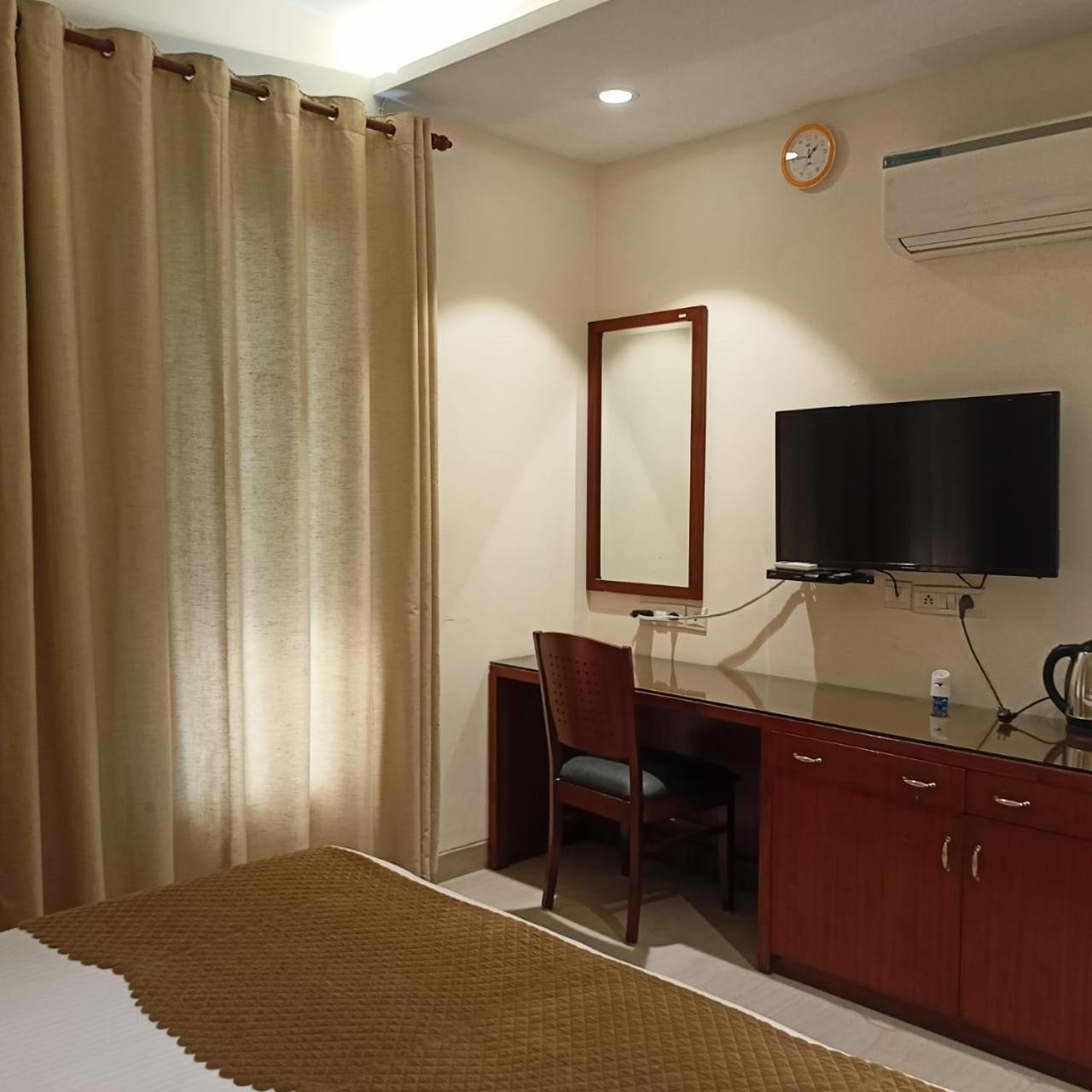 Cosy Grand, Chanakyapuri By The Cosy Hotels Nueva Delhi Exterior foto